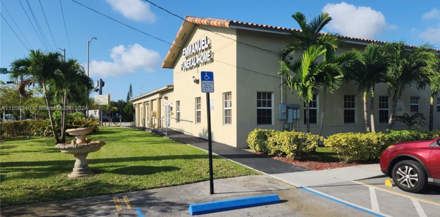 Propiedad comercial en North Miami, Florida № 1864901