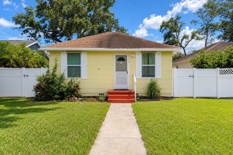 House in Saint Petersburg, Florida 4 bedrooms, 114.73 sq.m. № 2298160