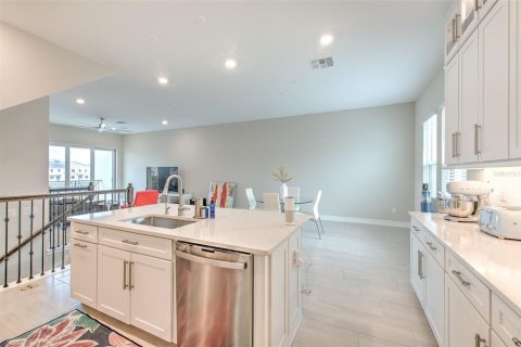 Townhouse in Tampa, Florida 4 bedrooms, 260.5 sq.m. № 1789346 - photo 27