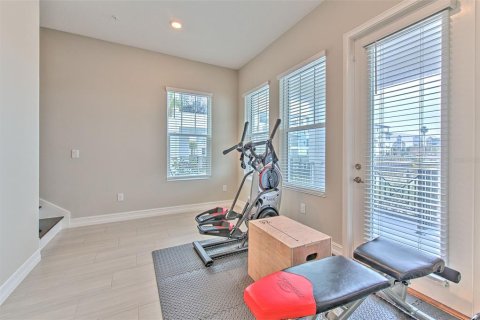Townhouse in Tampa, Florida 4 bedrooms, 260.5 sq.m. № 1789346 - photo 14