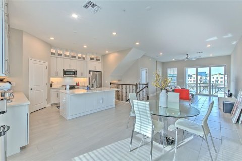 Townhouse in Tampa, Florida 4 bedrooms, 260.5 sq.m. № 1789346 - photo 28