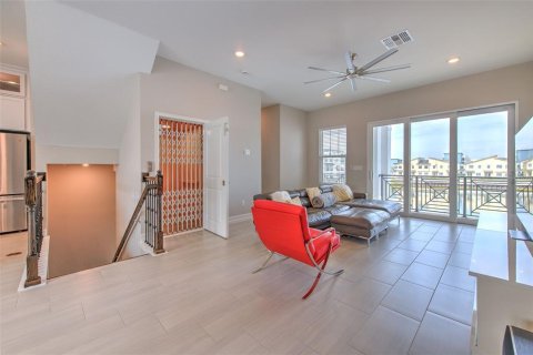 Townhouse in Tampa, Florida 4 bedrooms, 260.5 sq.m. № 1789346 - photo 16