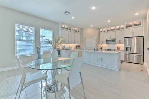 Townhouse in Tampa, Florida 4 bedrooms, 260.5 sq.m. № 1789346 - photo 29