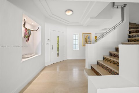 House in Miami Beach, Florida 5 bedrooms, 387.5 sq.m. № 1788765 - photo 12