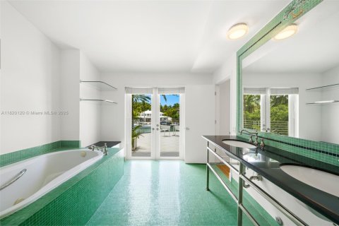 House in Miami Beach, Florida 5 bedrooms, 387.5 sq.m. № 1788765 - photo 24
