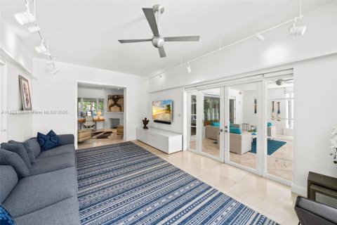 House in Miami Beach, Florida 5 bedrooms, 387.5 sq.m. № 1788765 - photo 16