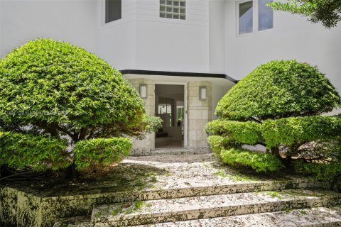 House in Miami Beach, Florida 5 bedrooms, 387.5 sq.m. № 1788765 - photo 11