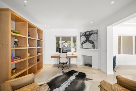House in Miami Beach, Florida 5 bedrooms, 387.5 sq.m. № 1788765 - photo 17