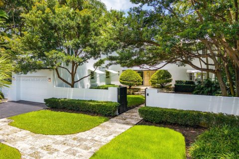 House in Miami Beach, Florida 5 bedrooms, 387.5 sq.m. № 1788765 - photo 9