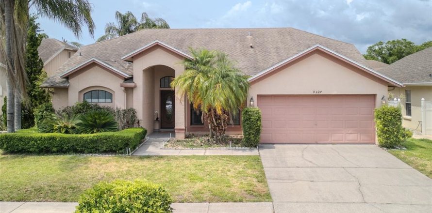 House in Tampa, Florida 3 bedrooms, 160.16 sq.m. № 1681578