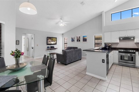 House in Tampa, Florida 3 bedrooms, 160.16 sq.m. № 1681578 - photo 17