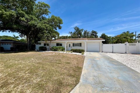 Villa ou maison à Saint Petersburg, Floride 3 chambres, 97.73 m2 № 2396971
