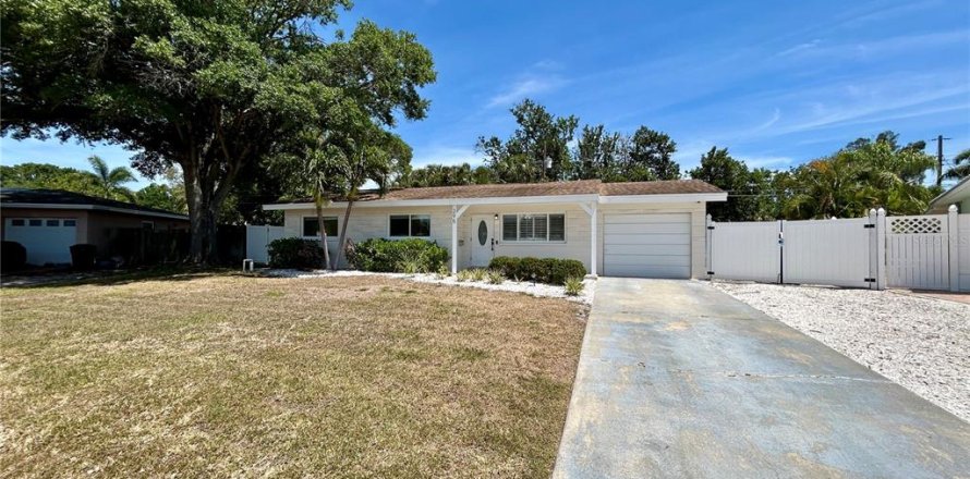 Villa ou maison à Saint Petersburg, Floride 3 chambres, 97.73 m2 № 2396971
