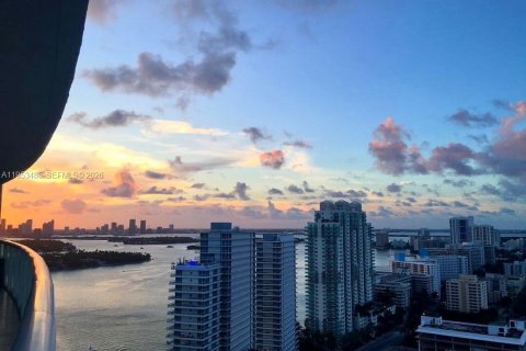 Condominio en alquiler en Miami Beach, Florida, 2 dormitorios, 127.28 m2 № 2008129 - foto 2