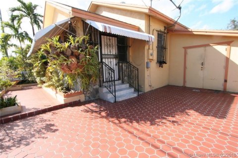 House in Miami, Florida 3 bedrooms, 134.8 sq.m. № 2000944 - photo 1