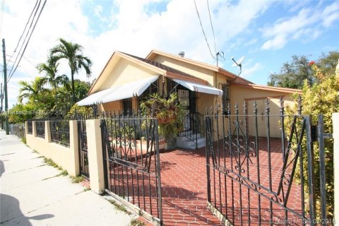 House in Miami, Florida 3 bedrooms, 134.8 sq.m. № 2000944 - photo 2
