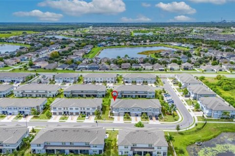 Townhouse in Sun City Center, Florida 3 bedrooms, 172.24 sq.m. № 2385605 - photo 12