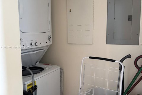 Copropriété à louer à Hallandale Beach, Floride: 3 chambres, 171.03 m2 № 2270369 - photo 24
