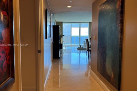 Condo à Hallandale Beach, Floride, 3 chambres  № 2270369