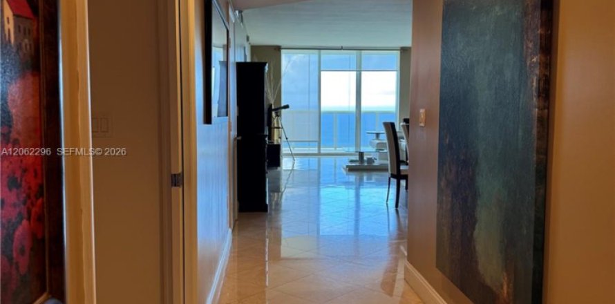 Condo à Hallandale Beach, Floride, 3 chambres  № 2270369