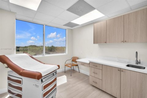 Commercial property in Pembroke Pines, Florida № 2060860 - photo 21