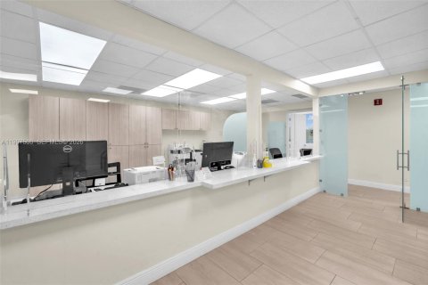 Commercial property in Pembroke Pines, Florida № 2060860 - photo 5