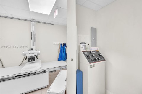 Commercial property in Pembroke Pines, Florida № 2060860 - photo 18