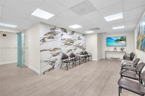 Commercial property in Pembroke Pines, Florida № 2060860 - photo 6