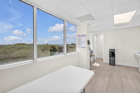 Commercial property in Pembroke Pines, Florida № 2060860 - photo 30