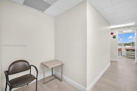 Commercial property in Pembroke Pines, Florida № 2060860 - photo 12