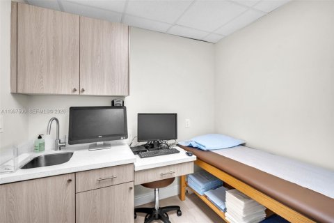 Commercial property in Pembroke Pines, Florida № 2060860 - photo 25