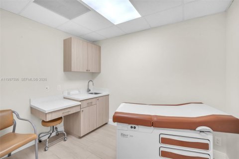 Commercial property in Pembroke Pines, Florida № 2060860 - photo 19