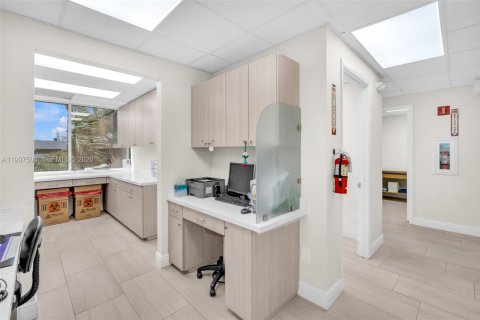 Commercial property in Pembroke Pines, Florida № 2060860 - photo 16