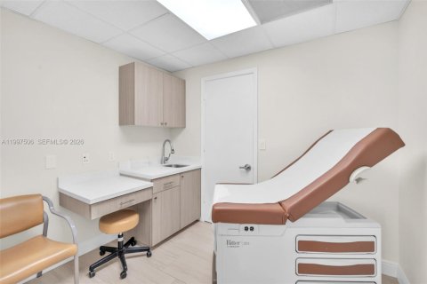 Commercial property in Pembroke Pines, Florida № 2060860 - photo 20