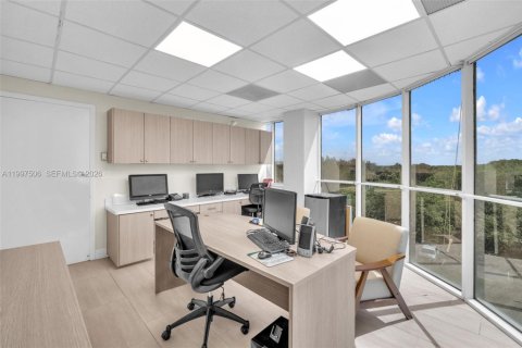 Commercial property in Pembroke Pines, Florida № 2060860 - photo 11