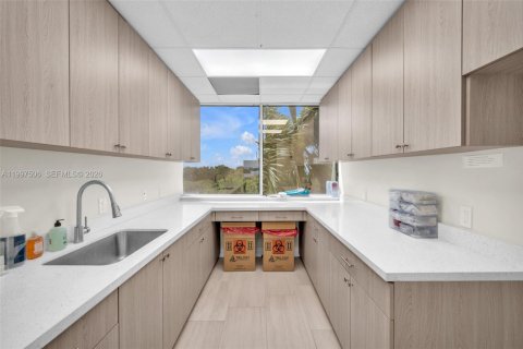 Commercial property in Pembroke Pines, Florida № 2060860 - photo 14