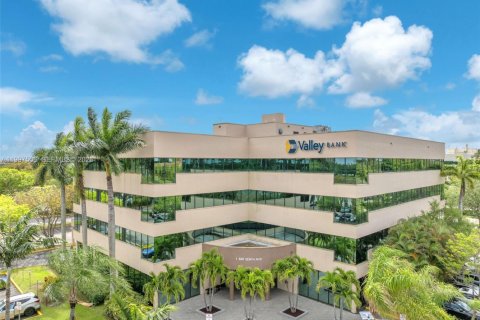 Commercial property in Pembroke Pines, Florida № 2060860