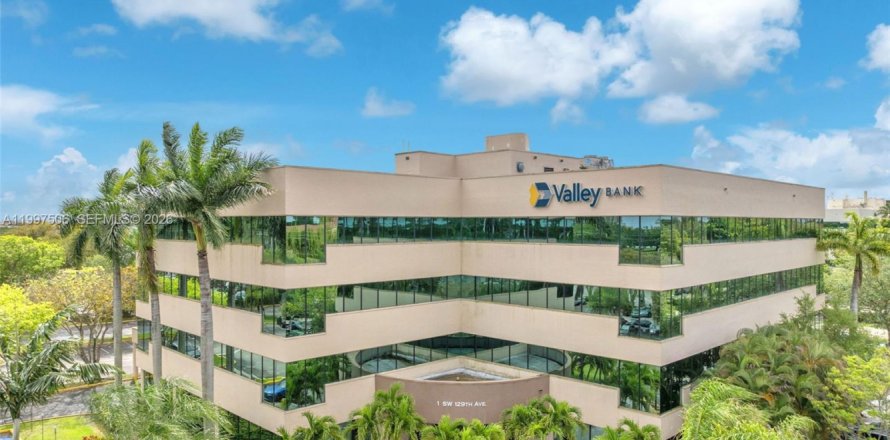 Commercial property in Pembroke Pines, Florida № 2060860