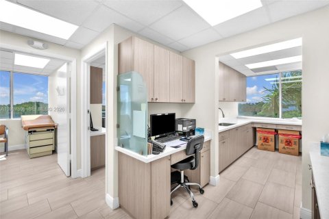 Commercial property in Pembroke Pines, Florida № 2060860 - photo 13