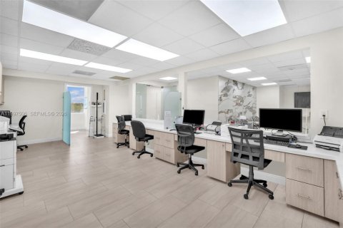 Commercial property in Pembroke Pines, Florida № 2060860 - photo 4