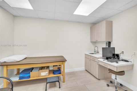Commercial property in Pembroke Pines, Florida № 2060860 - photo 22