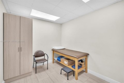 Commercial property in Pembroke Pines, Florida № 2060860 - photo 23