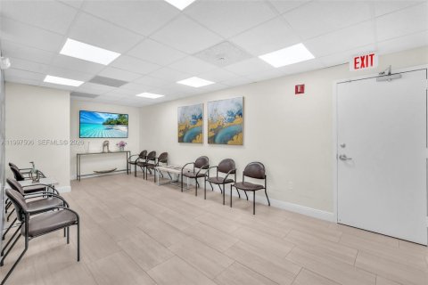 Commercial property in Pembroke Pines, Florida № 2060860 - photo 7