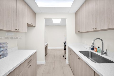 Commercial property in Pembroke Pines, Florida № 2060860 - photo 15