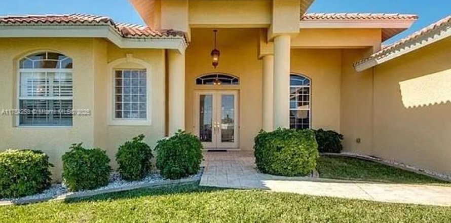 Дом в Кейп-Корал, Флорида 3 спальни № 1978701