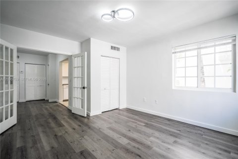 Apartment in Miami Beach, Florida 41.81 sq.m. № 2069571 - photo 2