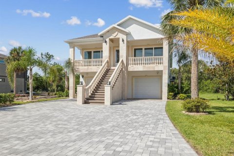House in New Port Richey, Florida 4 bedrooms, 245.26 sq.m. № 2199234 - photo 3