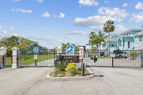 House in New Port Richey, Florida 4 bedrooms, 245.26 sq.m. № 2199234 - photo 2
