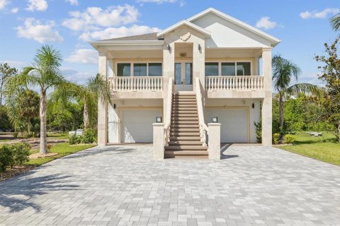 House in New Port Richey, Florida 4 bedrooms, 245.26 sq.m. № 2199234