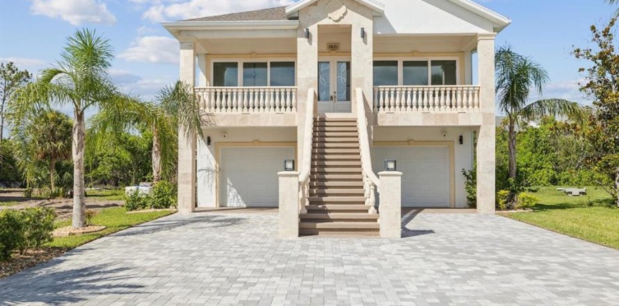 House in New Port Richey, Florida 4 bedrooms, 245.26 sq.m. № 2199234